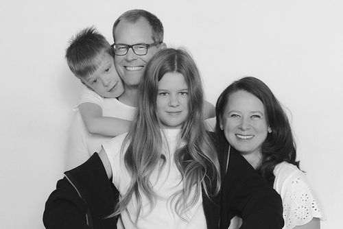Lachende Kinder mit ihren Eltern – lebendige Familienfotografie von Andrea Fotografie, Frankfurt | klickundgluecksfotos.de
