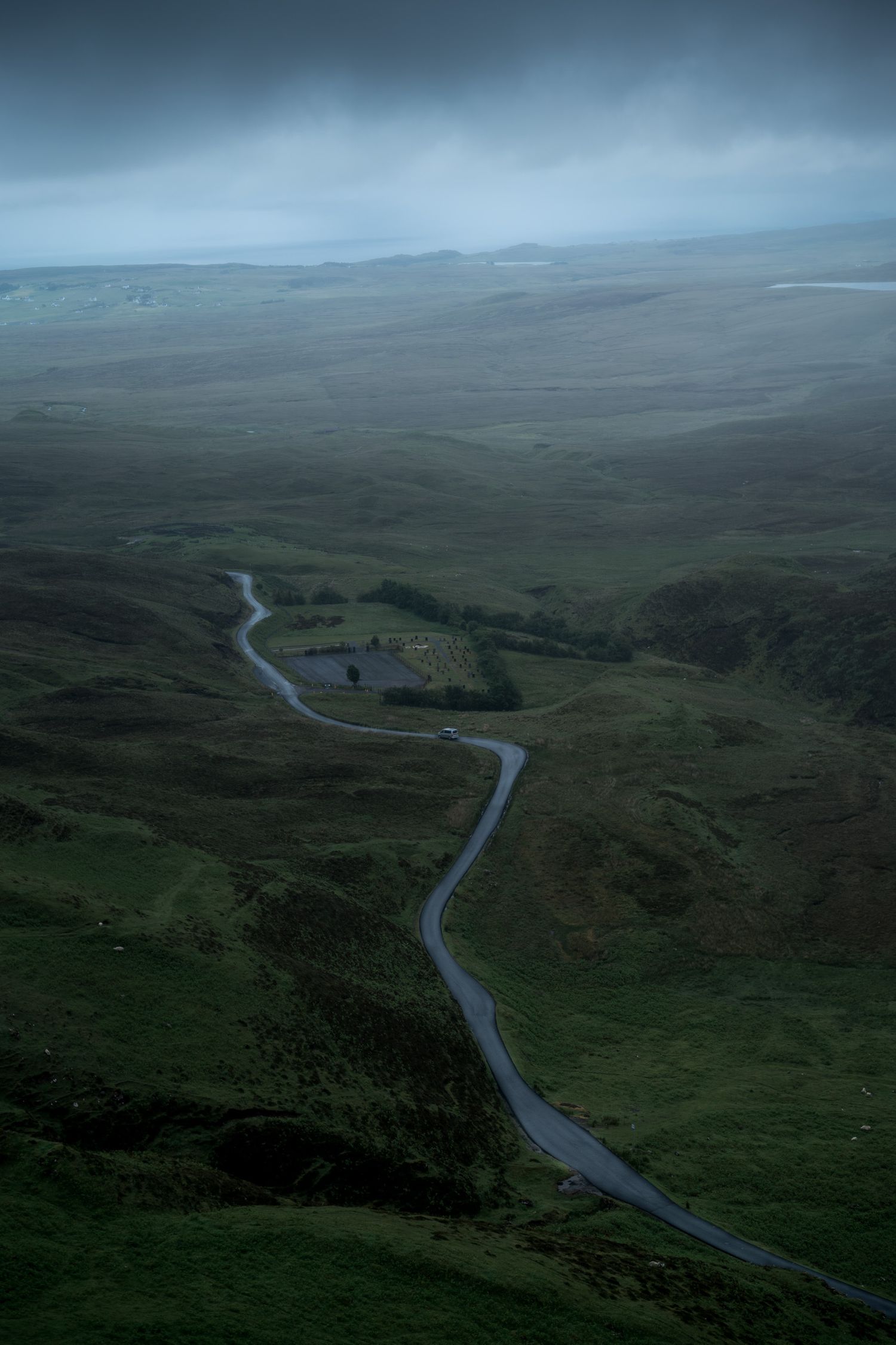 route sinueuse à the quiraing sur l'île de skye en ecosse