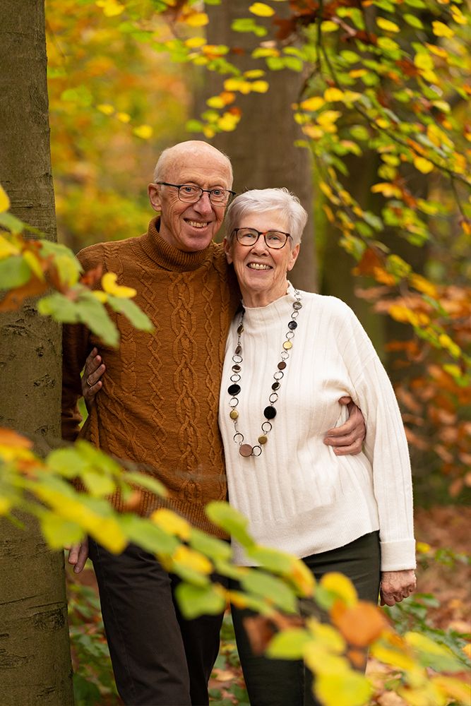 Fotosessie cadeau voor opa en oma in het herfst bos. Cadeaubon voor Fotoshoot ophalen in Nistelrode of opsturen is ook mogelijk.