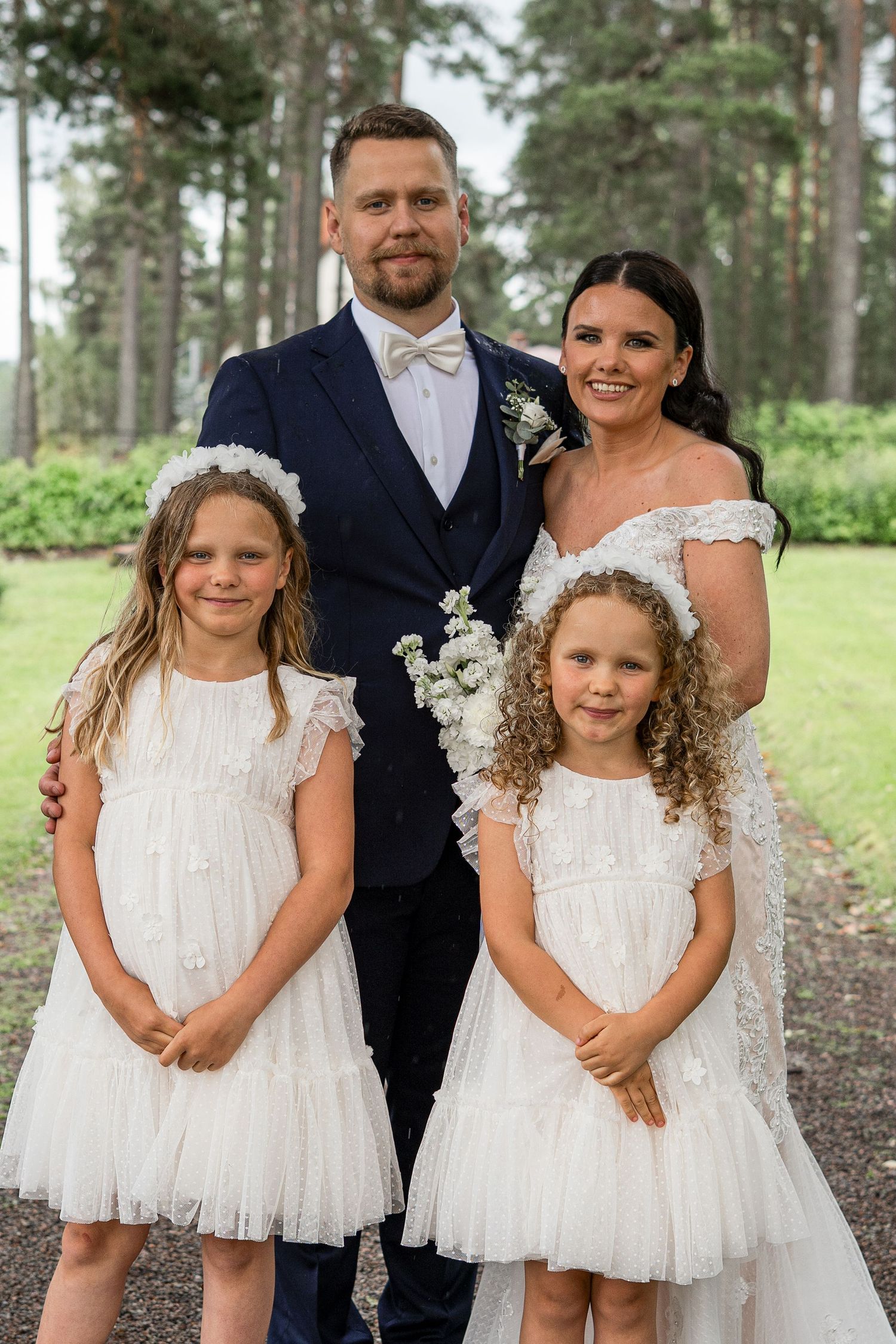Brudpar med deras barn under deras bröllopsfotografering i Järbo, Sandviken