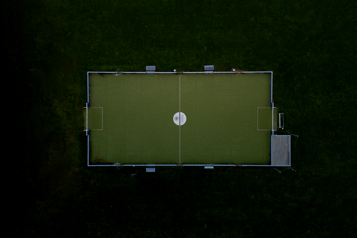 Dronefotografi af bygning set direkte fra oven – grafisk arkitekturfotografi som fotokunst og moderne vægkunst.