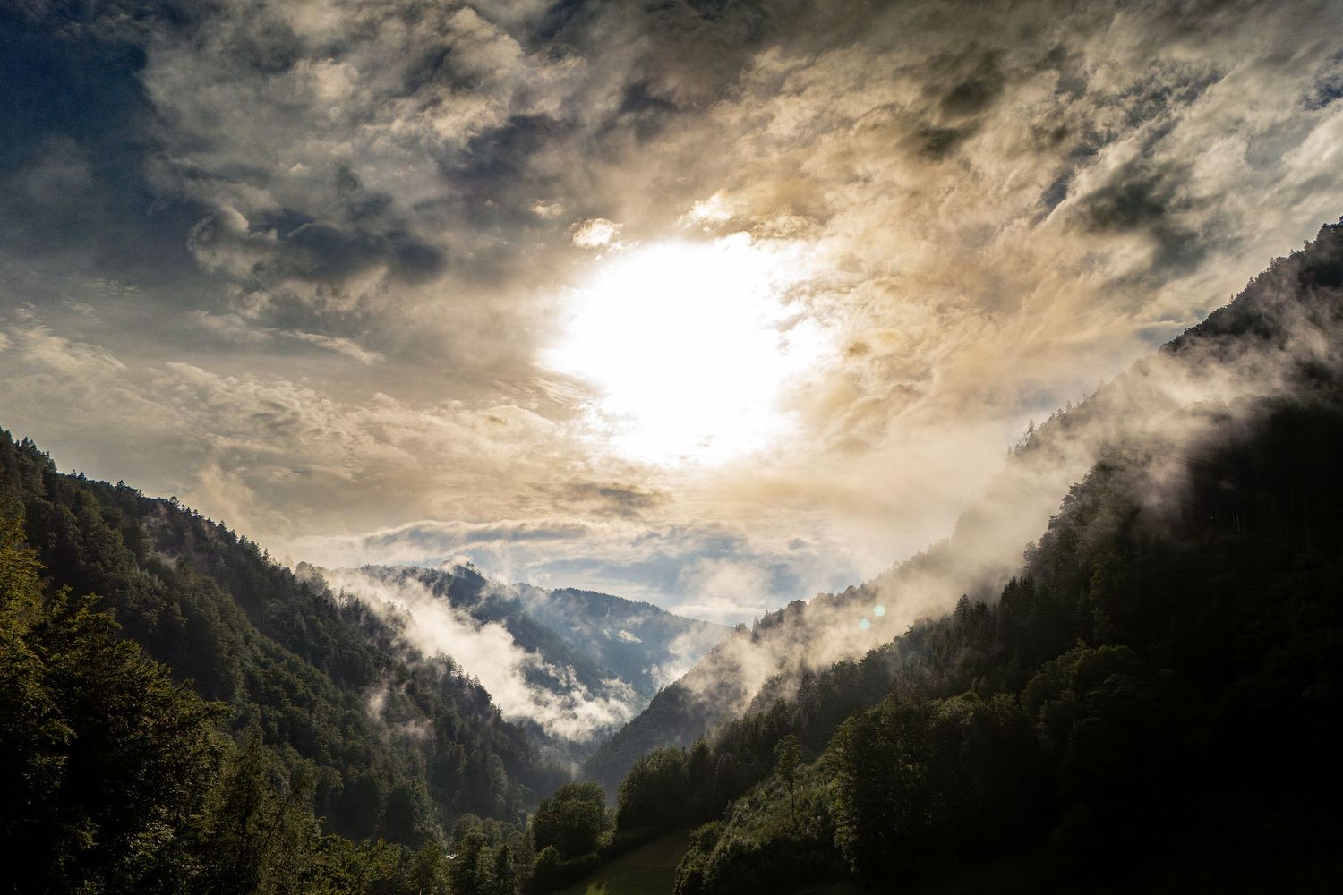 Stemningsfuldt bjerglandskab med dramatisk himmel og sollys – landskabsfotografi som fotokunst og plakat til væggen.