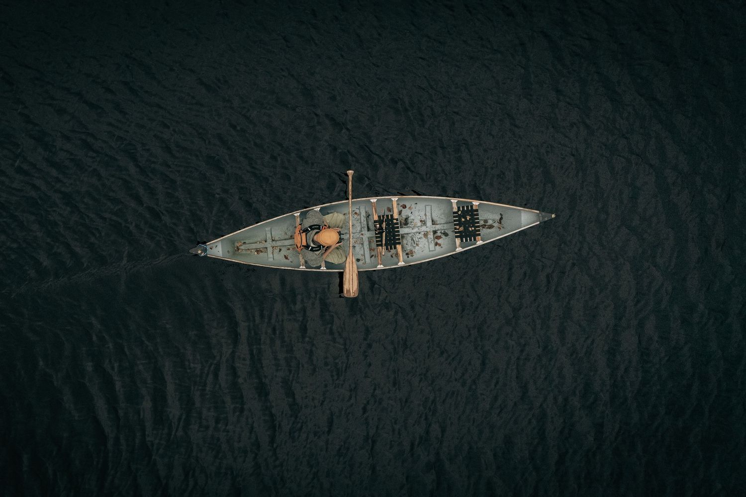 Dronefotografi af båd på mørkt vand – maritim fotokunst og minimalistisk fotoplakat til hjemmet.