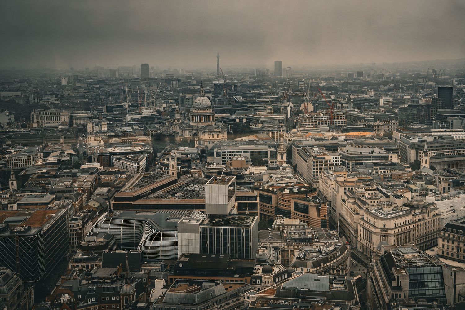 Panoramisk byfotografi med dramatisk stemning – urban fotokunst og kunstprint til hjem, kontor eller erhverv.