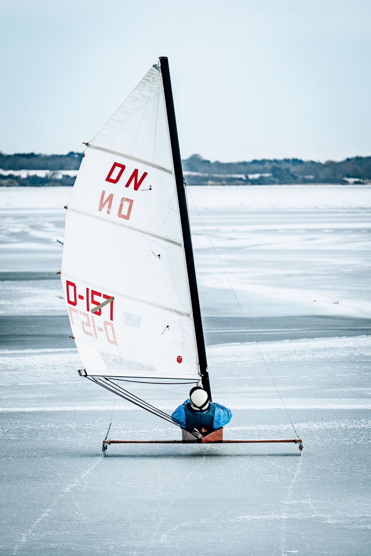 Sejlsport på vandet fotograferet i nordisk natur – maritim fotokunst og plakat til hjem, sommerhus eller kontor.