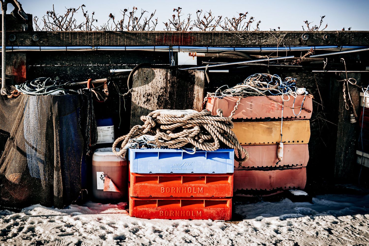 Stemningsfuldt kystfotografi med farverige kasser og rustikke detaljer – fotokunst og plakat med maritim stemning til væggen.