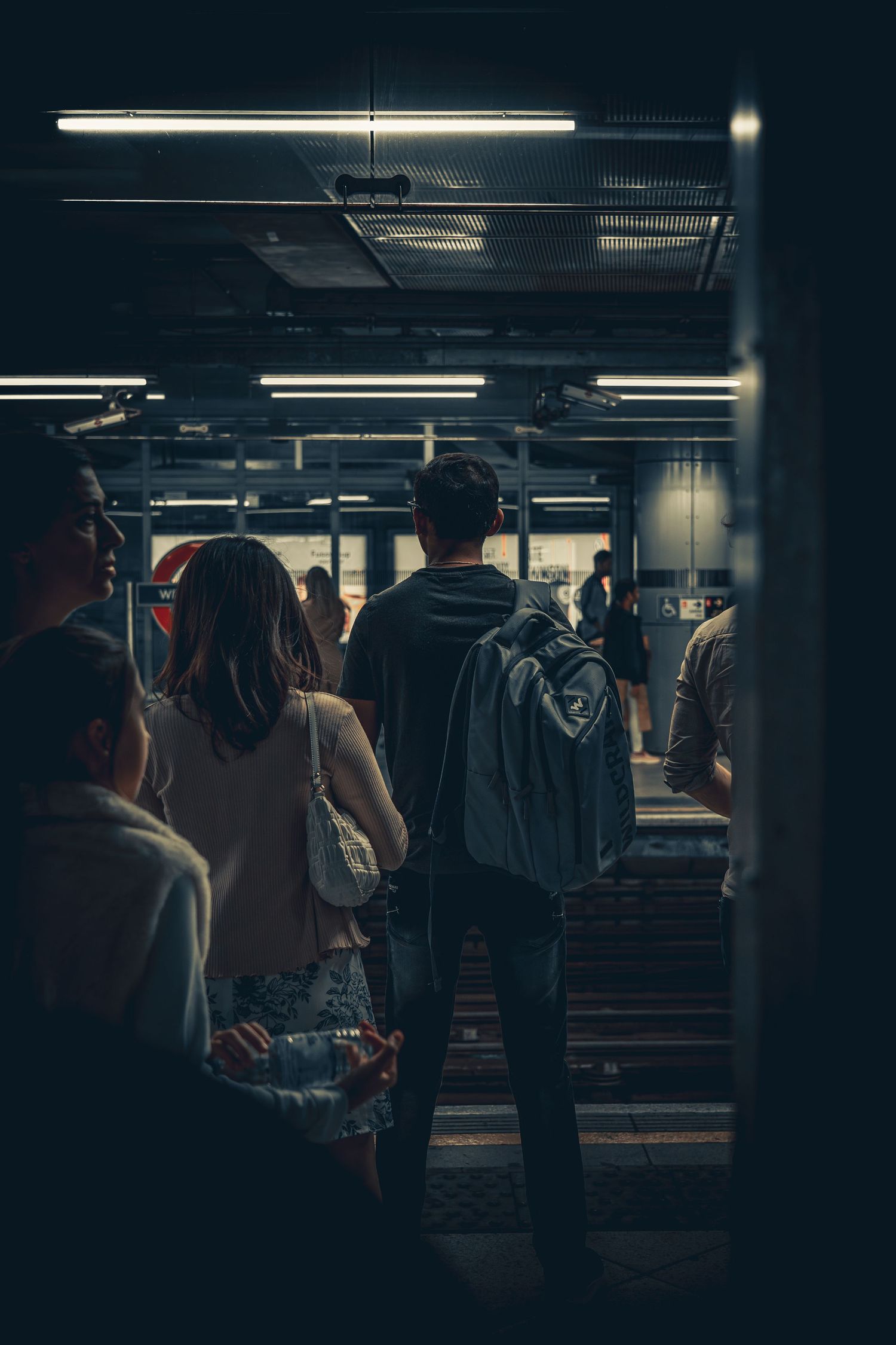 Stemningsfuldt gadefotografi fra London Underground – urban fotokunst og plakat med storbystemning til væggen.