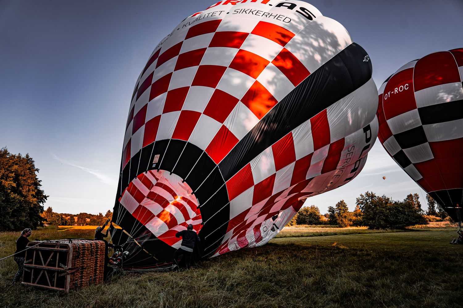Farverige varmluftballoner klar til opstigning – stemningsfuld fotokunst og dekorativ plakat til hjemmet.