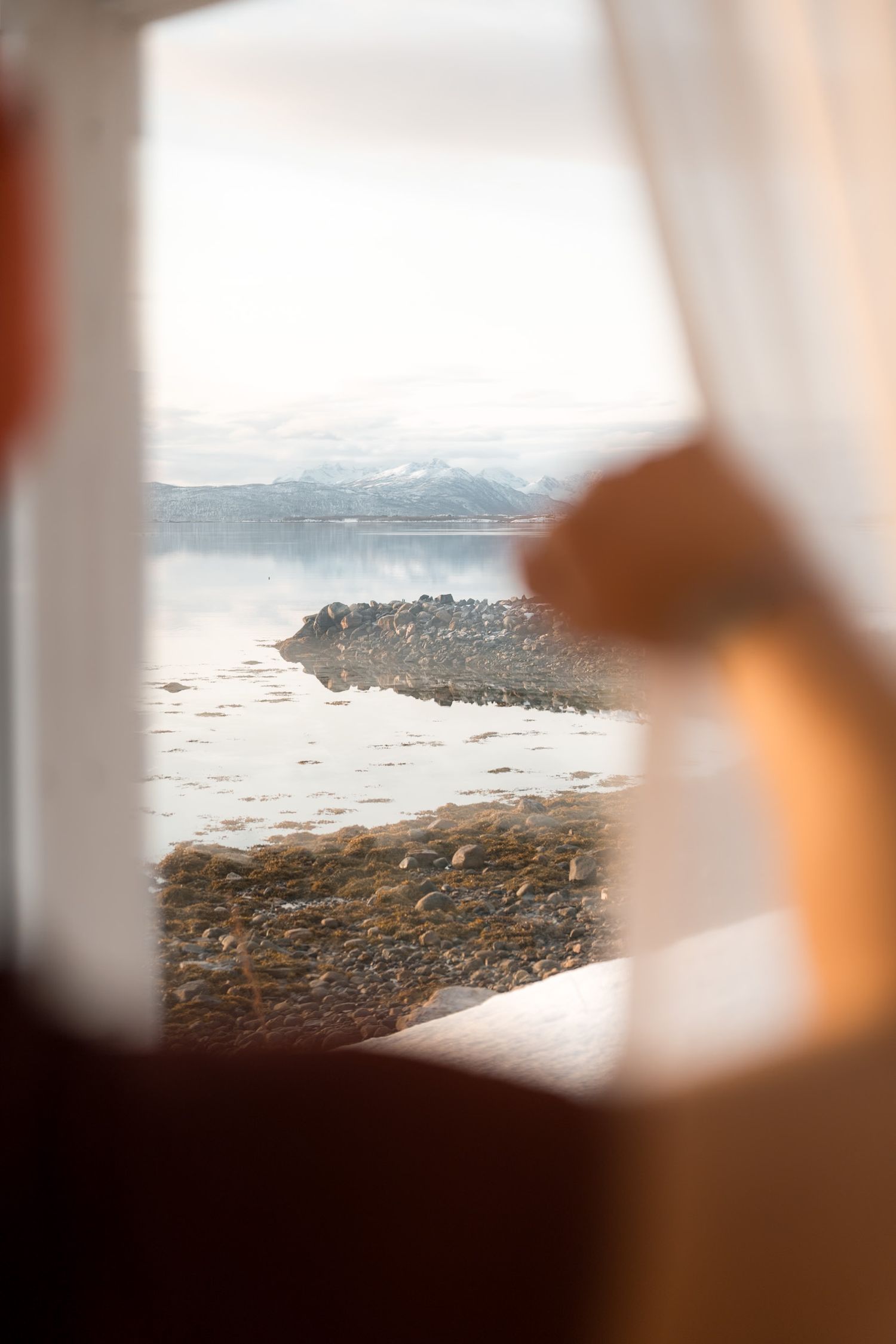 vue de la fenêtre de l'hotel à senja avec le fjord en arrrière-pla,