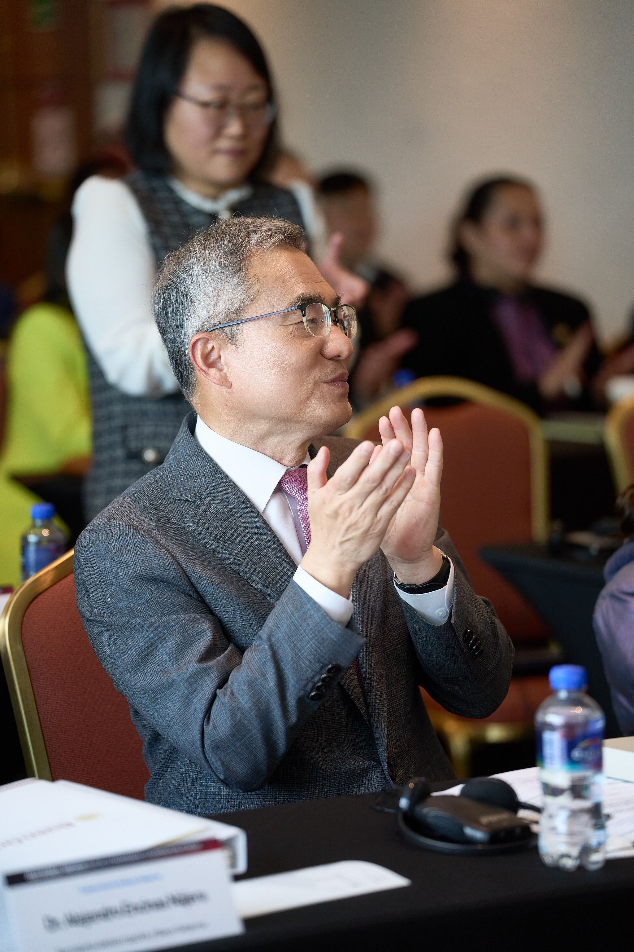 Aplausos del embajador de Corea en México durante conferencia Korea-Mexico Digital Government Cooperation Forum