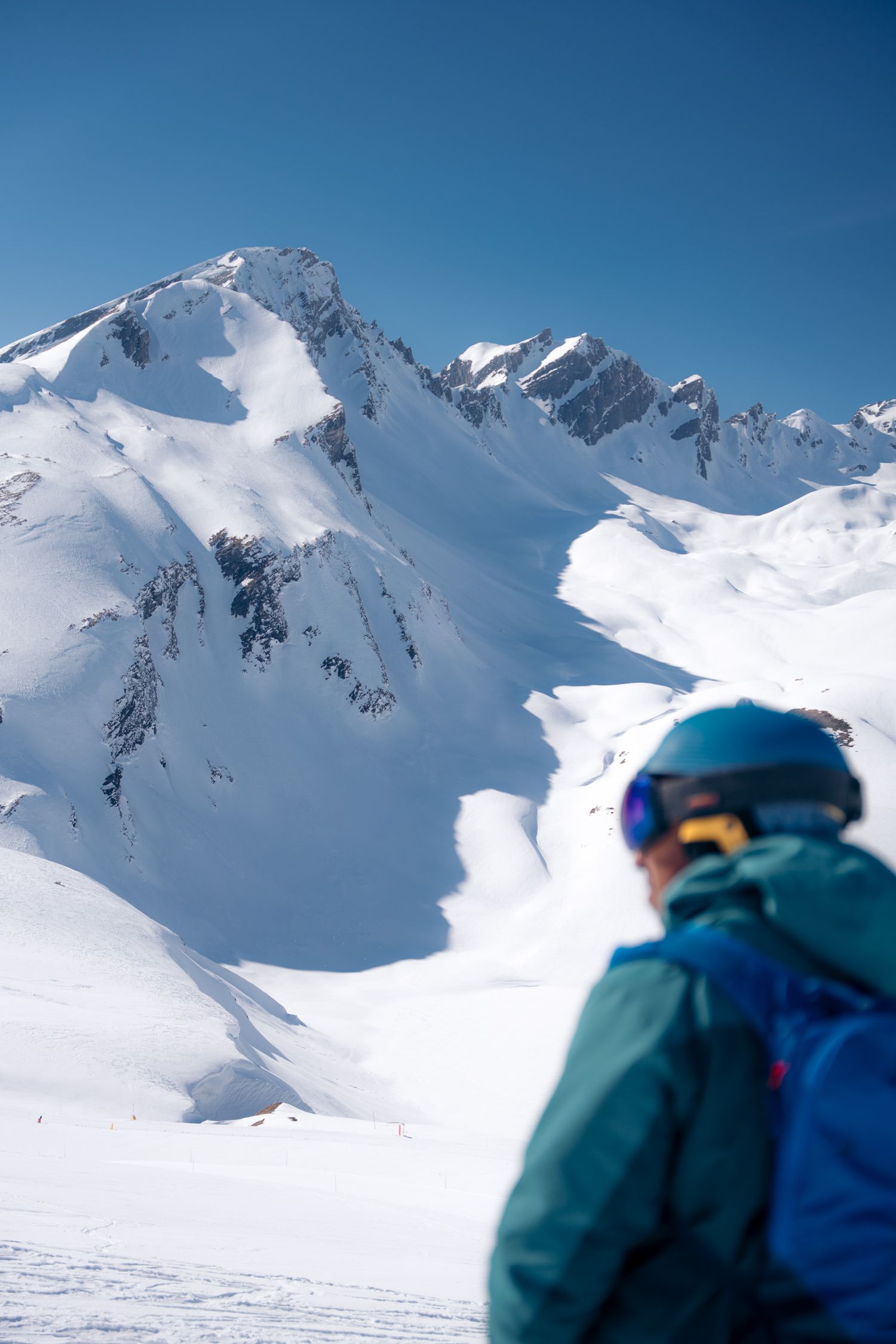 skieur de dos avec les montagnes italiennes enneigées en arrière-plan