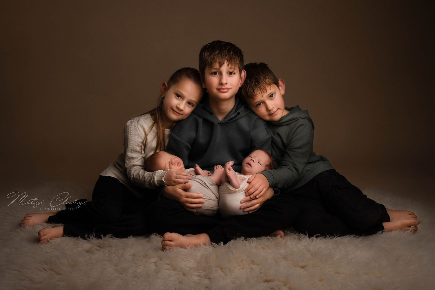 Gezinsportret met pasgeboren baby tijdens een newbornfotoshoot