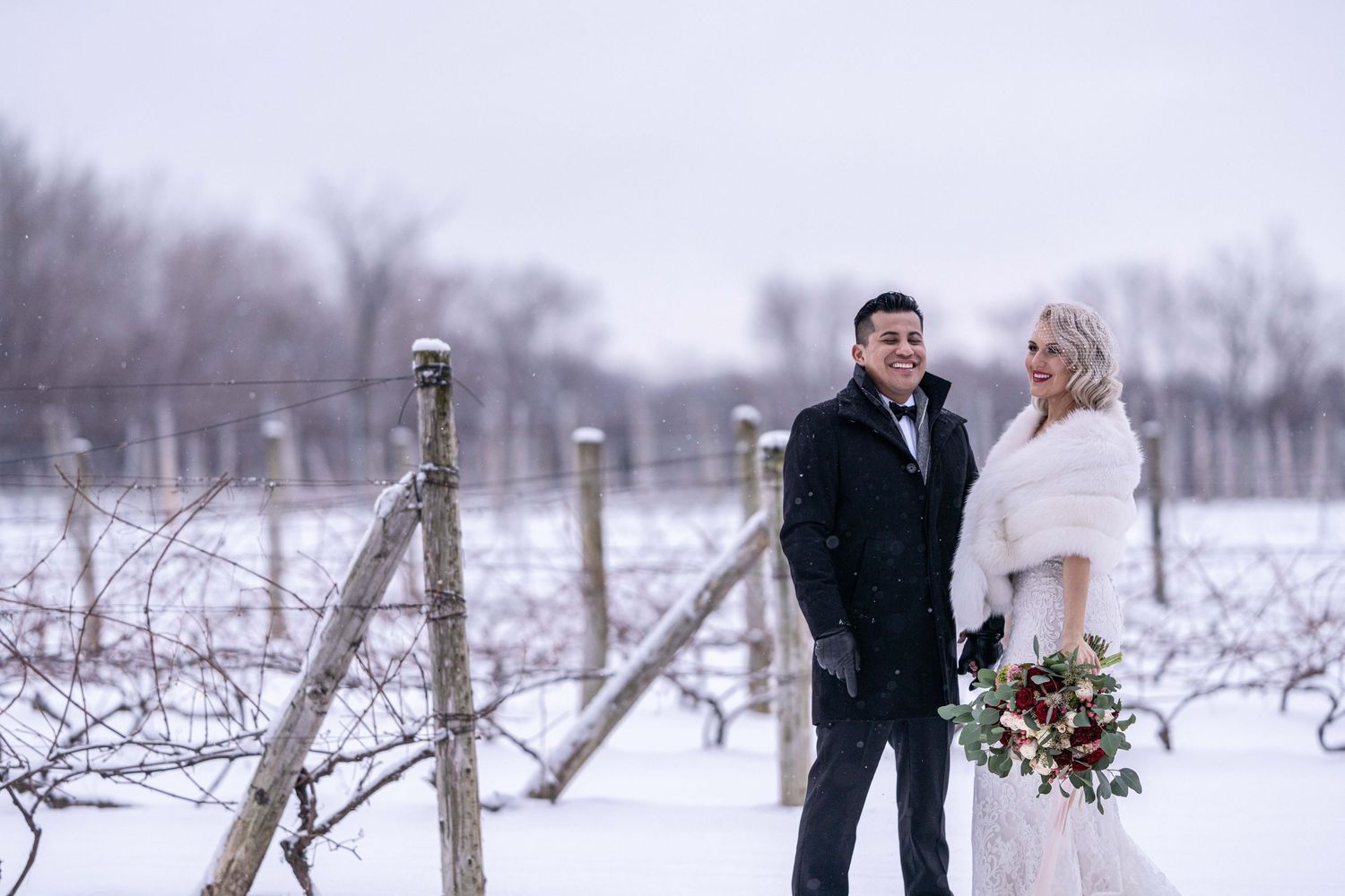 Portrait de couple élégant à Montréal en destination wedding. Elopement élégant à Montréal photographié en lumière dorée