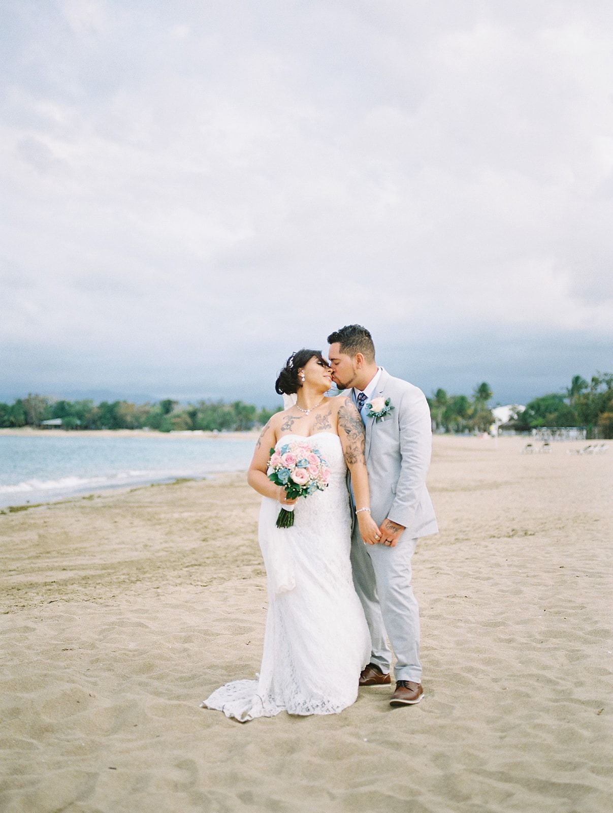 fotografo de bodas Ray Alvarez y su esposa retrato en la playa Orlando Florida Weddings by Ray