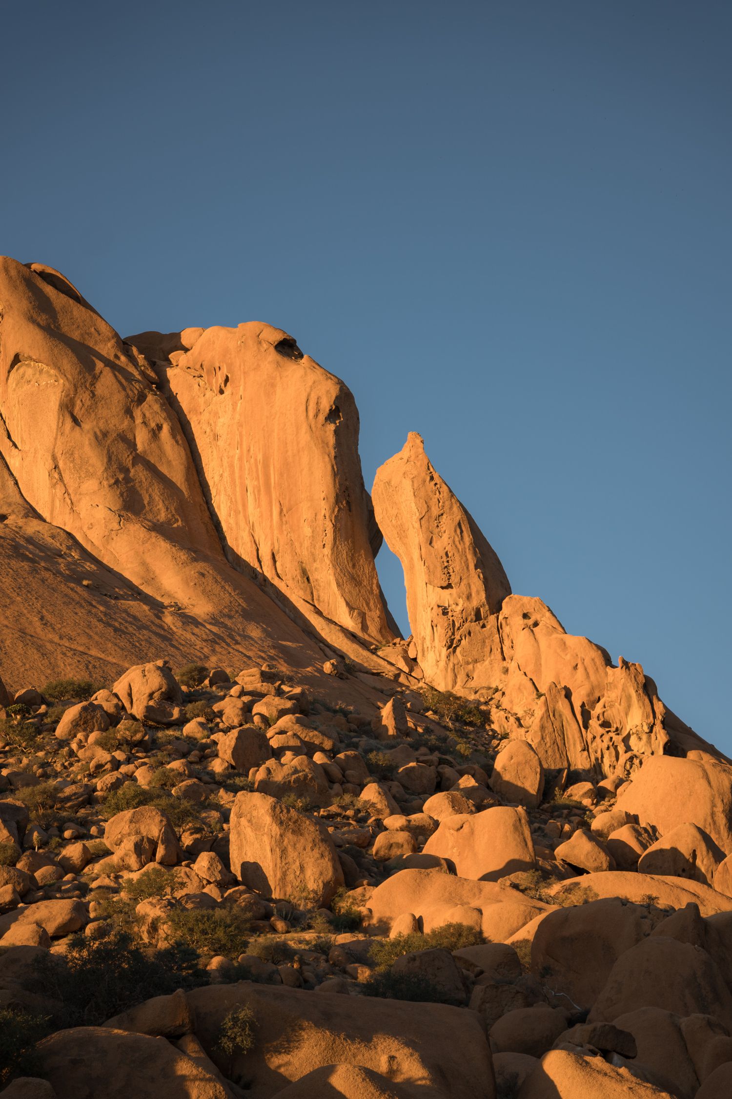 coucher du soleil à spitzkoppe sur les falaises oranges