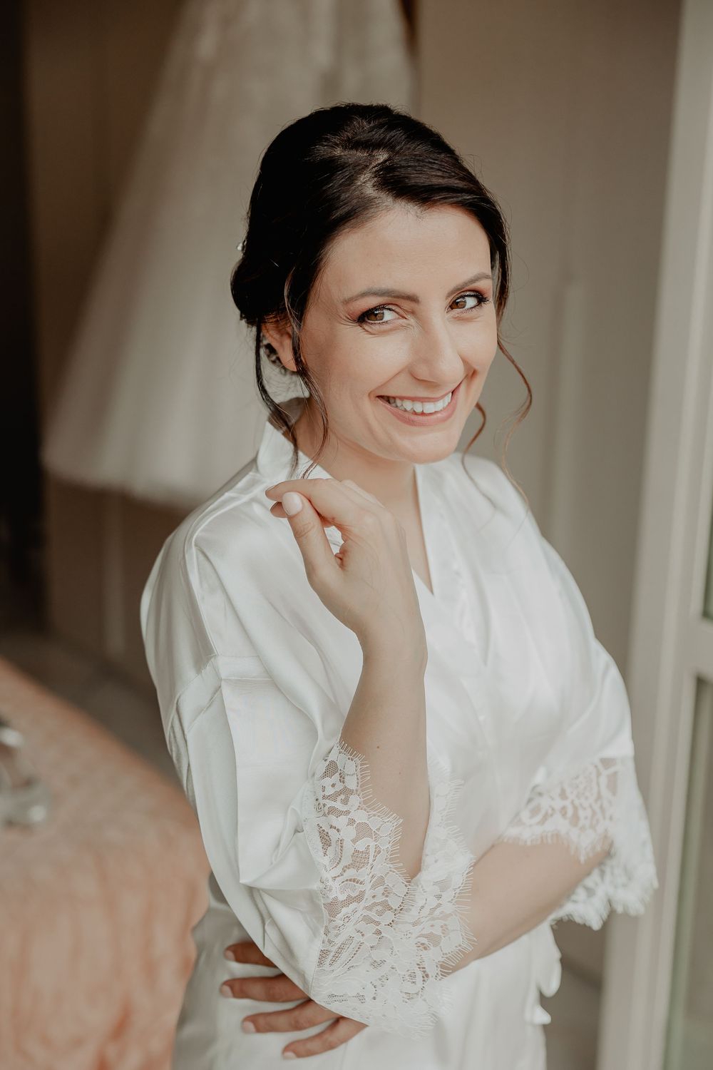Maddalena sorride sulla soglia durante i preparativi.