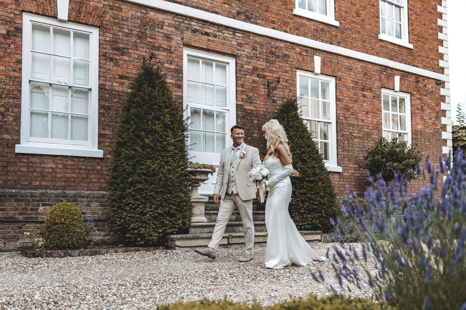 A guided couple photo walking the Bardney Hall grounds.