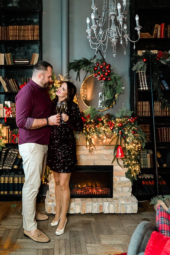 karácsonyi fotózás, páros

Couple celebrating Christmas by a decorated fireplace, holding champagne glasses in a cozy library setting.