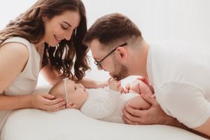 Autentické newborn fotenie a prirodzené emócie v Bratislave. 10 rokov praxe v newborn fotografii, Domi Bobák zachytenie šťastia s rodičmi.