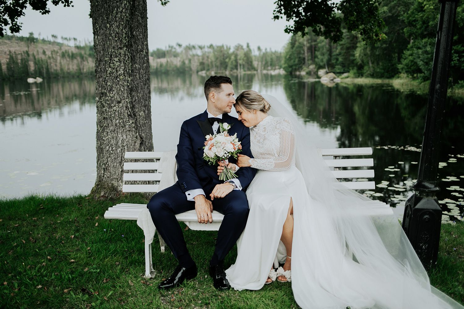 Linn och Christians bröllop på Hennickehammar herrgård utanför Filipstad. Bröllopsfotograf Rebecca Nordin. Karlstad. porträtt.