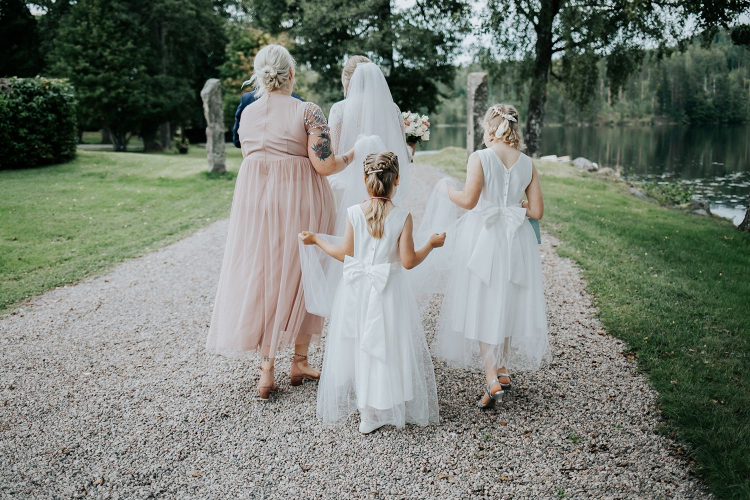 Linn och Christians bröllop på Hennickehammar herrgård utanför Filipstad. Bröllopsfotograf Rebecca Nordin. Karlstad. brudnäbbar.