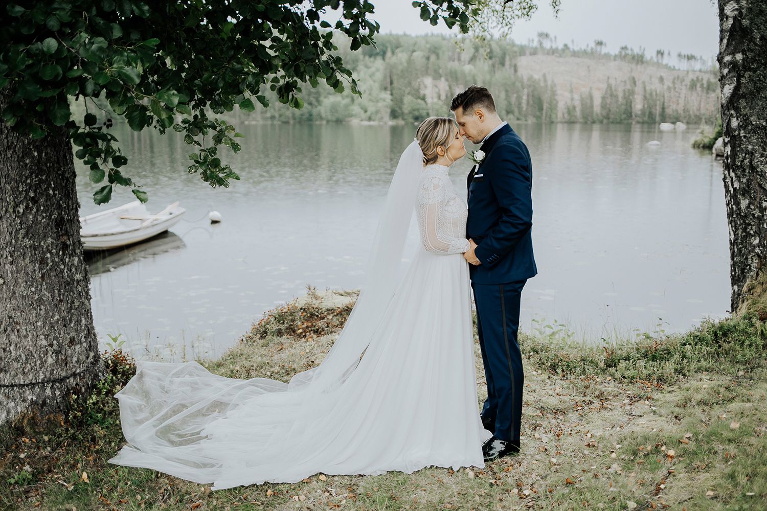 Linn och Christians bröllop på Hennickehammar herrgård utanför Filipstad. Bröllopsfotograf Rebecca Nordin. Karlstad. porträtt.