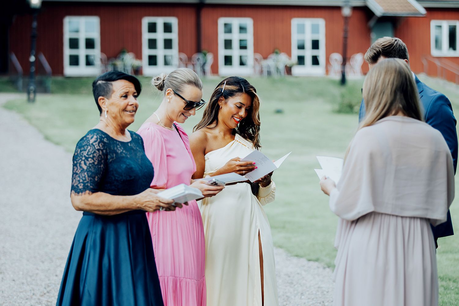 Linn och Christians bröllop på Hennickehammar herrgård utanför Filipstad. Bröllopsfotograf Rebecca Nordin. Karlstad.