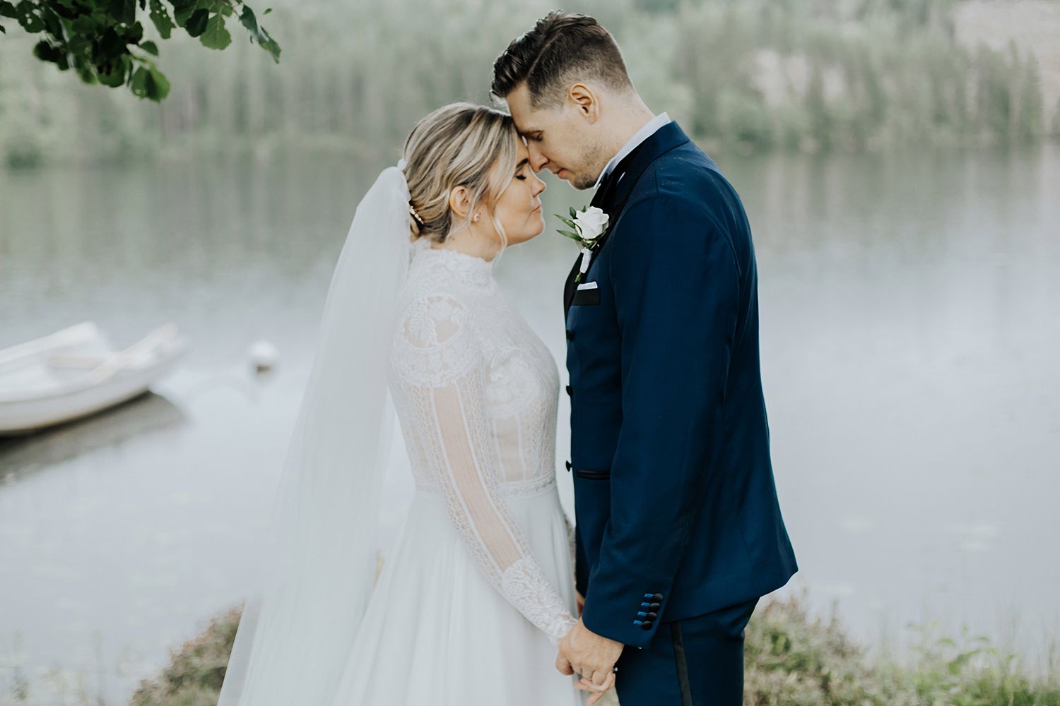 Linn och Christians bröllop på Hennickehammar herrgård utanför Filipstad. Bröllopsfotograf Rebecca Nordin. Karlstad. Bröllopsporträtt.