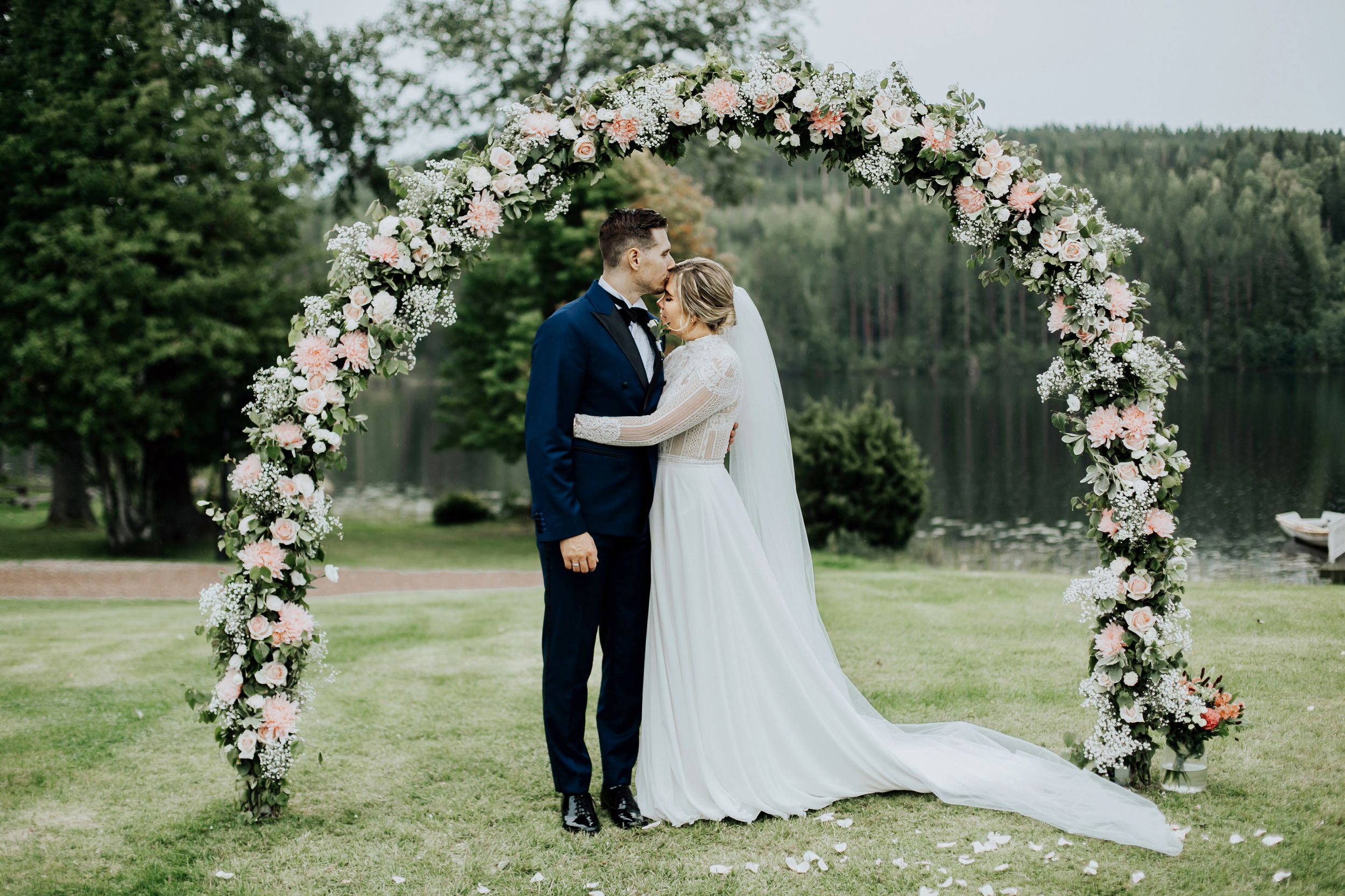 Linn och Christians bröllop på Hennickehammar herrgård utanför Filipstad. Bröllopsfotograf Rebecca Nordin. Karlstad. Bröllopsbåge blommor.