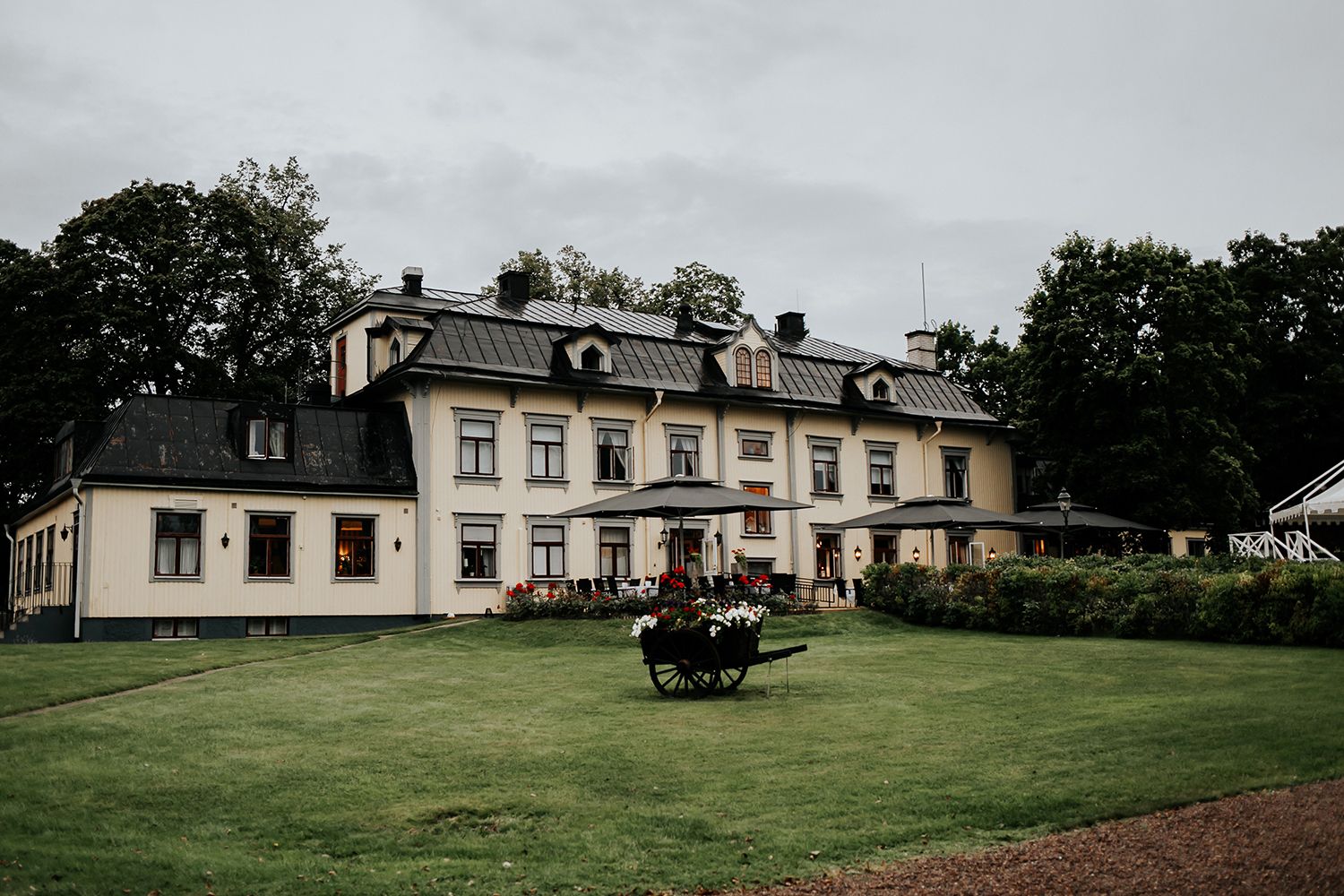 Linn och Christians bröllop på Hennickehammar herrgård utanför Filipstad. Bröllopsfotograf Rebecca Nordin. Karlstad.