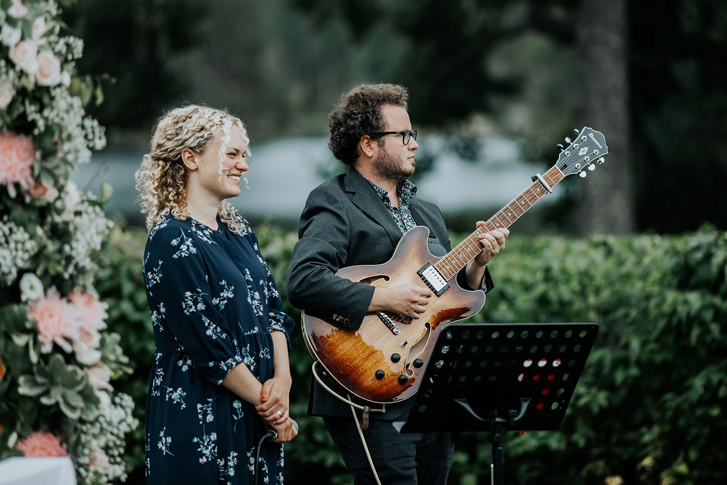 Linn och Christians bröllop på Hennickehammar herrgård utanför Filipstad. Bröllopsfotograf Rebecca Nordin. Karlstad. musiker.