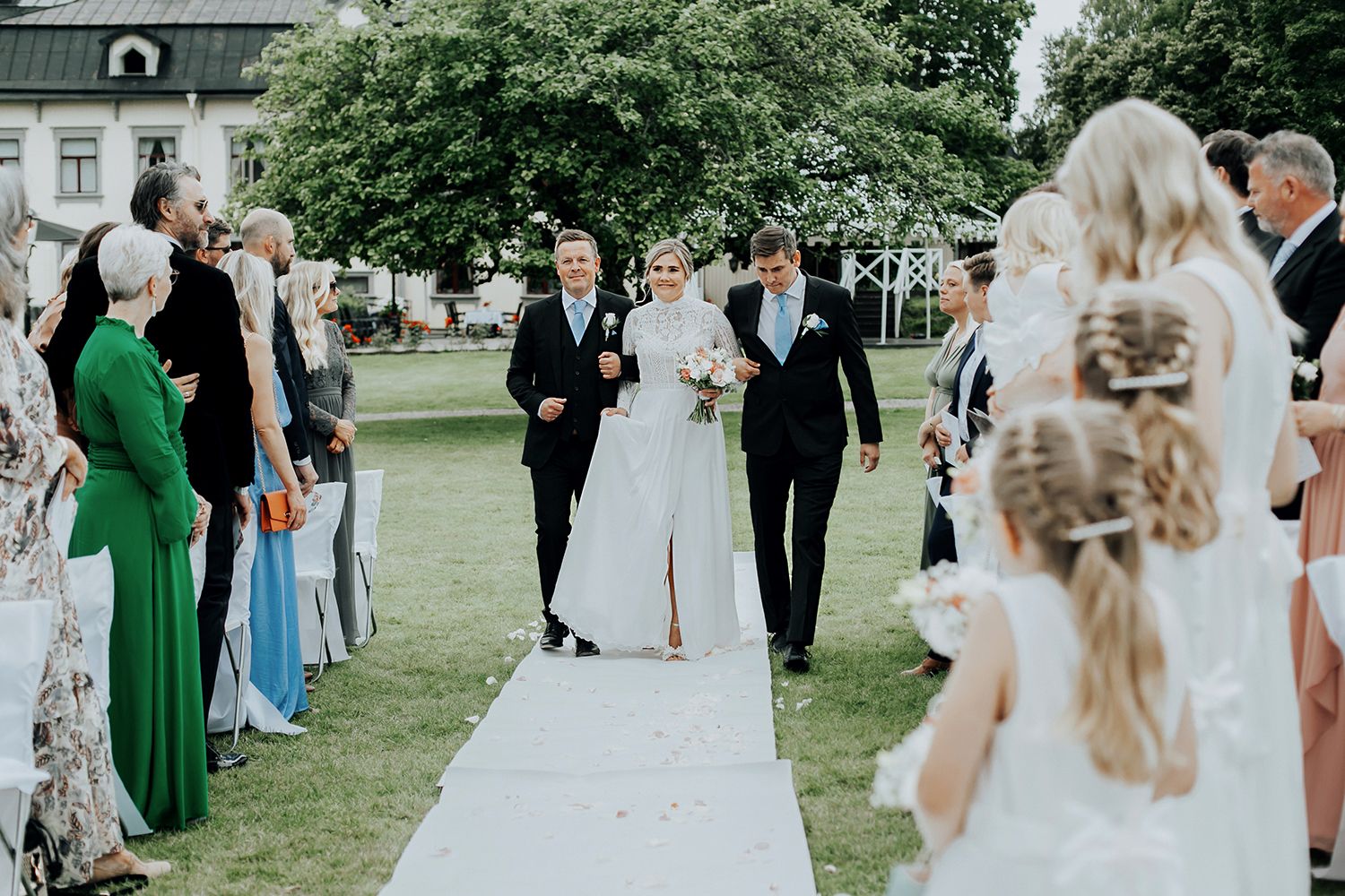 Linn och Christians bröllop på Hennickehammar herrgård utanför Filipstad. Bröllopsfotograf Rebecca Nordin. Karlstad. ingång.