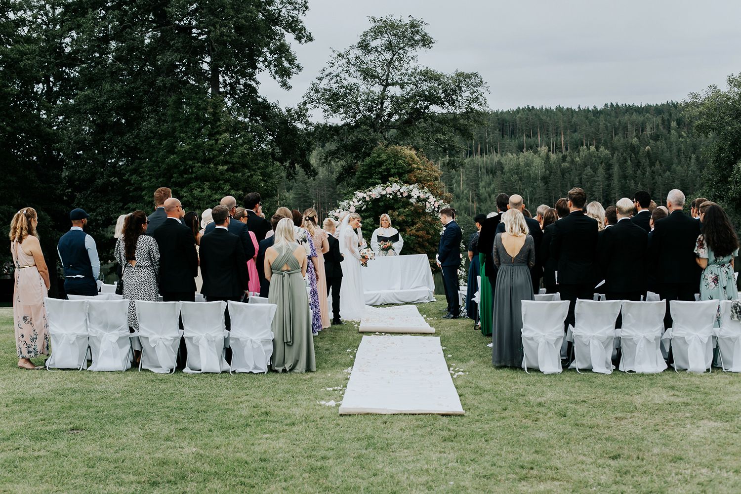 Linn och Christians bröllop på Hennickehammar herrgård utanför Filipstad. Bröllopsfotograf Rebecca Nordin. Karlstad. utomhusvigsel.