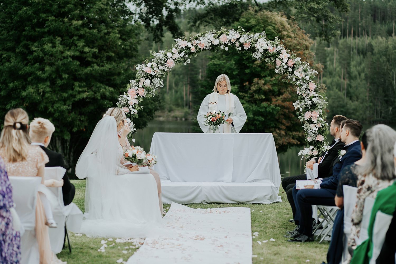 Linn och Christians bröllop på Hennickehammar herrgård utanför Filipstad. Bröllopsfotograf Rebecca Nordin. Karlstad.