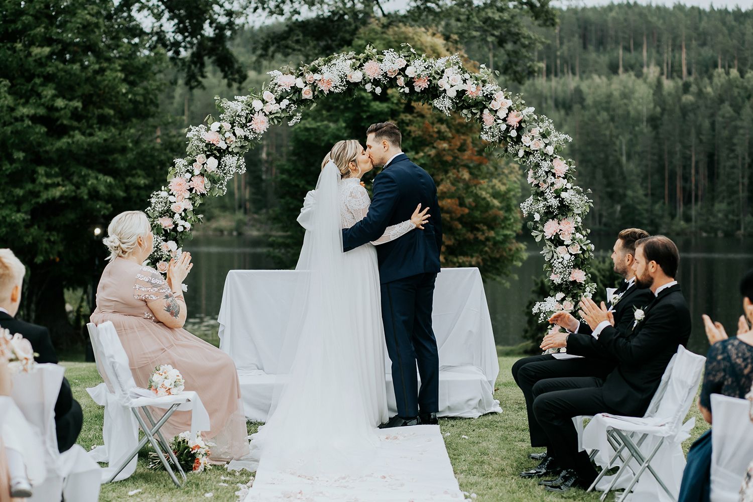 Linn och Christians bröllop på Hennickehammar herrgård utanför Filipstad. Bröllopsfotograf Rebecca Nordin. Karlstad. Kyssen.