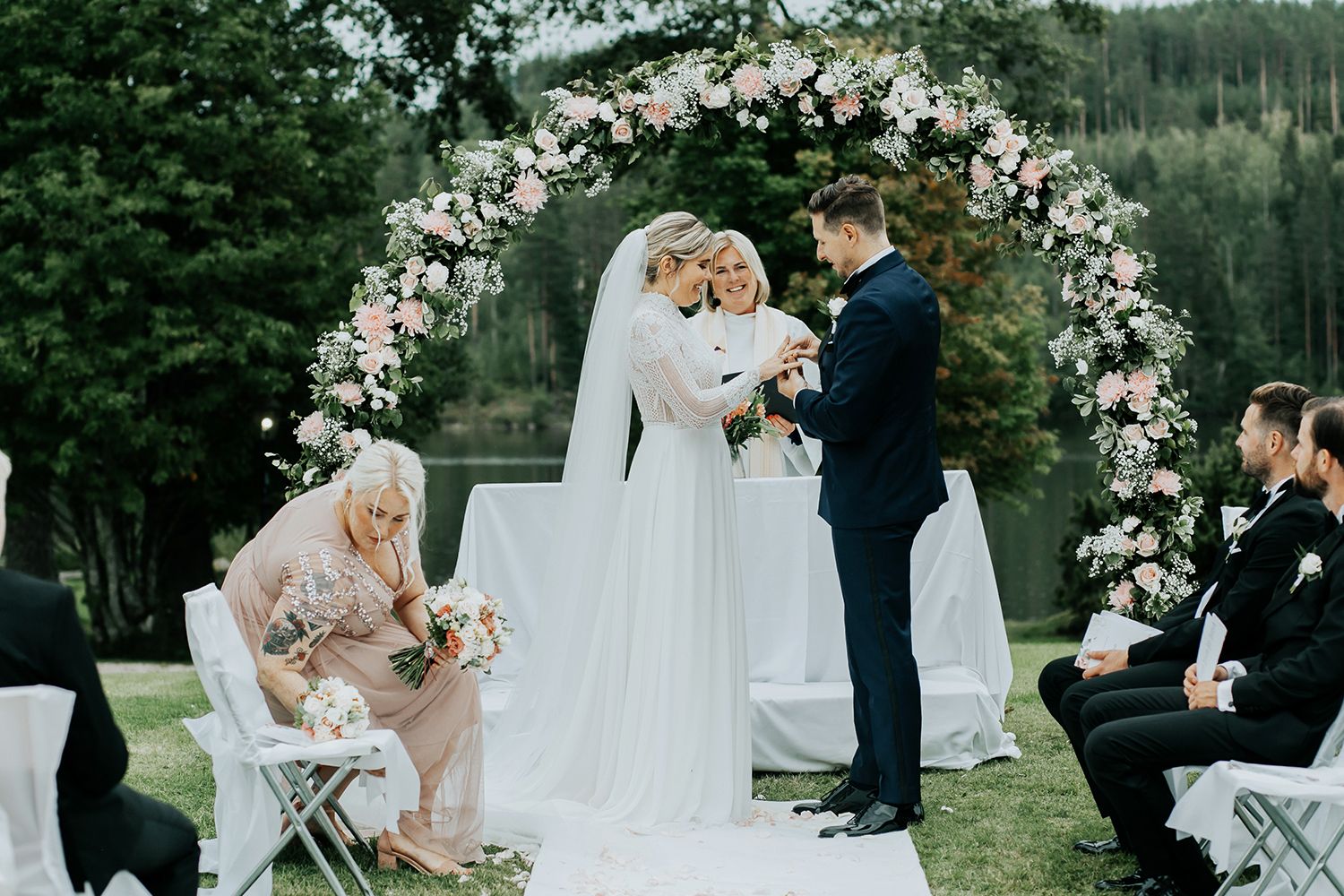 Linn och Christians bröllop på Hennickehammar herrgård utanför Filipstad. Bröllopsfotograf Rebecca Nordin. Karlstad. Vigsel.