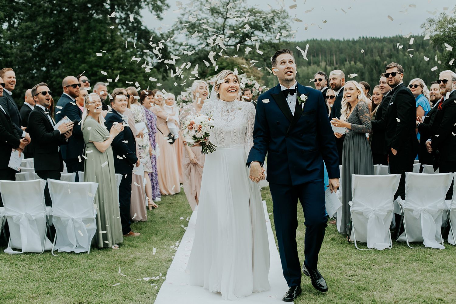Linn och Christians bröllop på Hennickehammar herrgård utanför Filipstad. Bröllopsfotograf Rebecca Nordin. Karlstad. Gratulationer. Linn och
