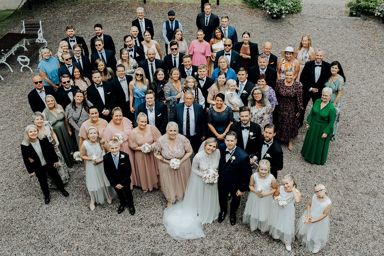 Linn och Christians bröllop på Hennickehammar herrgård utanför Filipstad. Bröllopsfotograf Rebecca Nordin. Karlstad. Gruppbild.