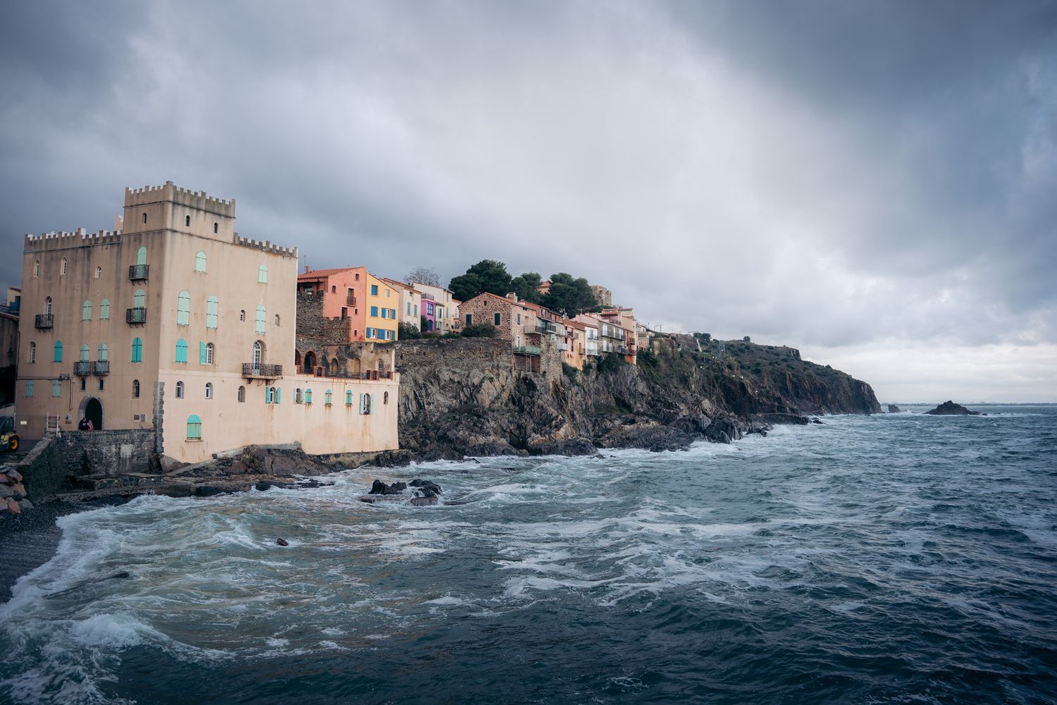 collioure sous la tempete avec ses maisons perchées en haut de la falaise