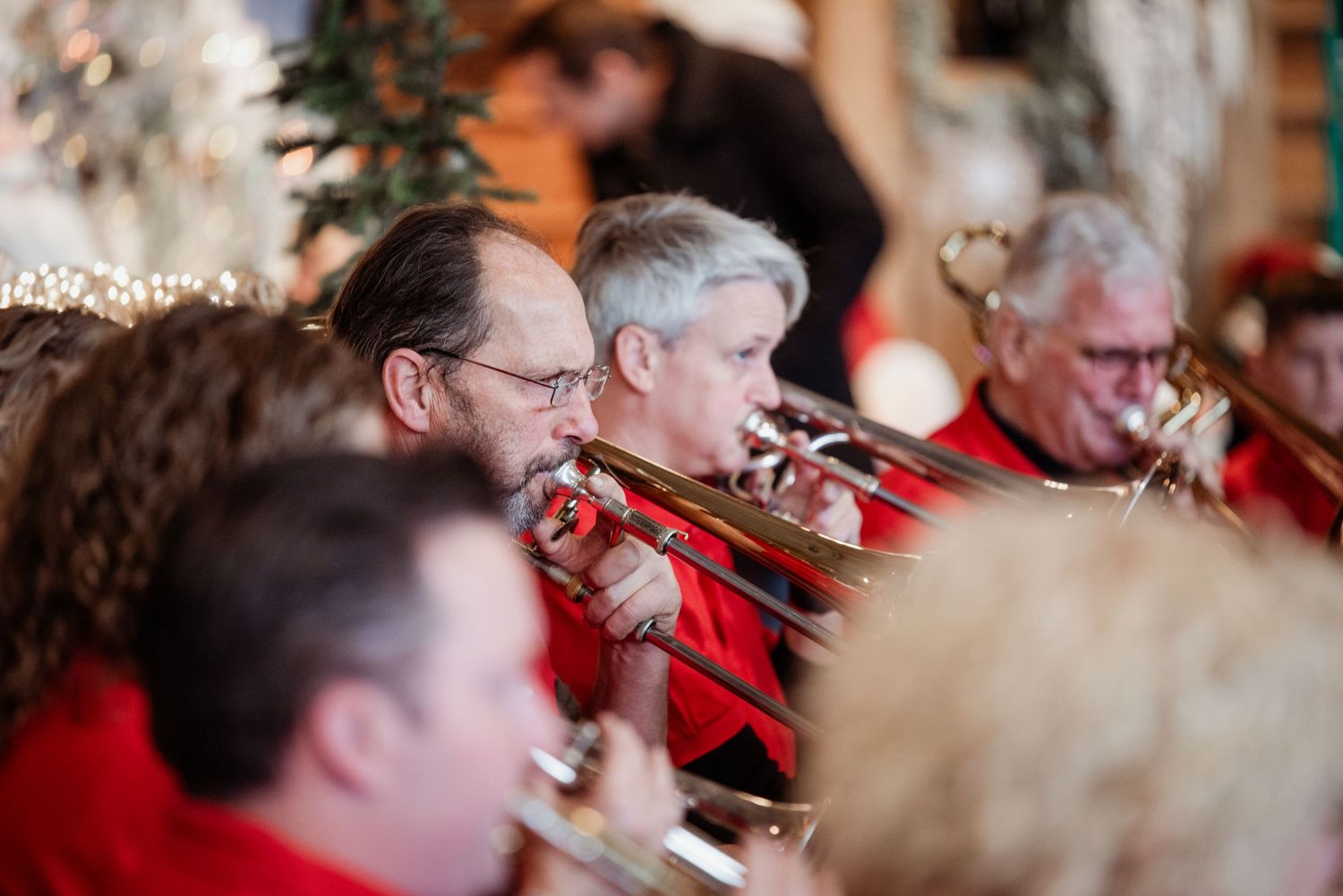 Verstopt achterin het orkest zitten de trombonisten. Een foto van een concertregistratie door Anneke Timmermans Fotografie
