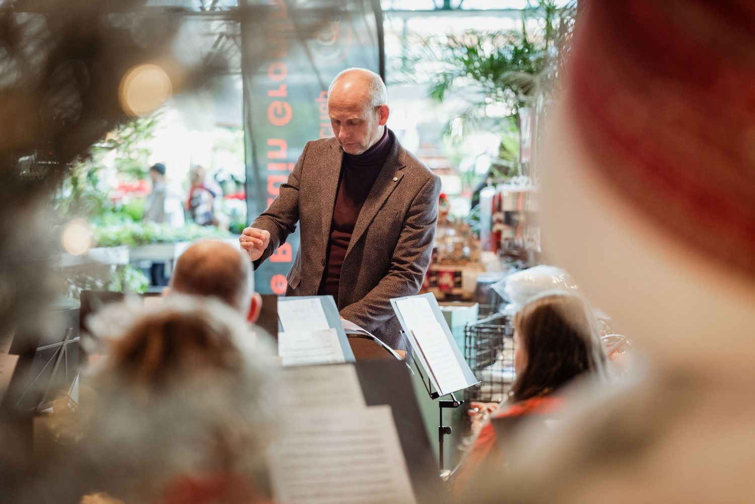 Ieder orkest heeft kundige aansturing nodig. Foto van de dirigent in actie door Anneke Timmermans Fotografie