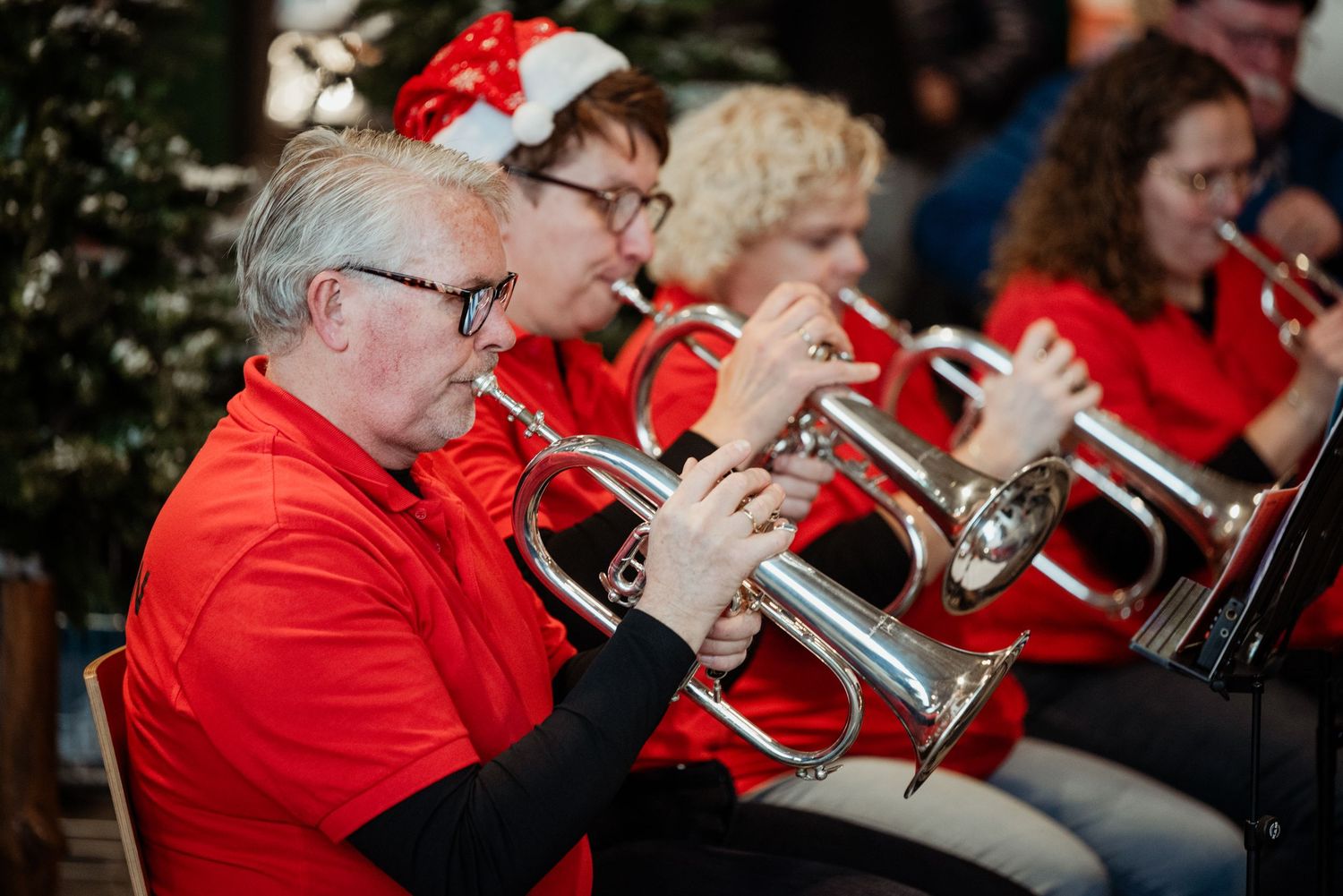 Volle concentratie op de gezichten van de muzikanten, een   foto van een sectie muzikanten door Anneke Timmermans Fotografie