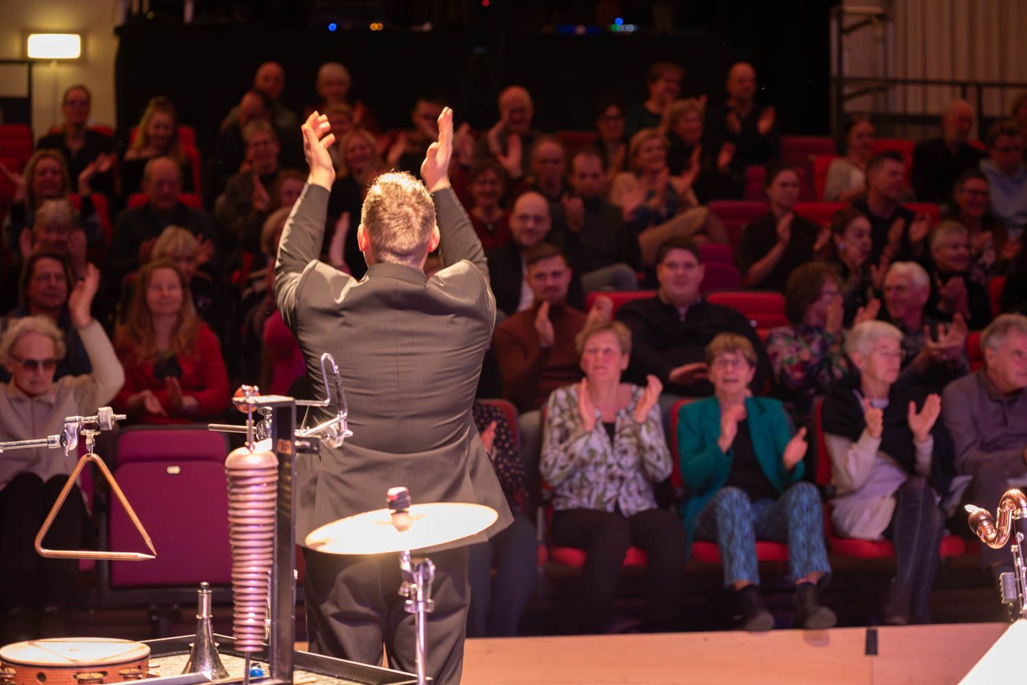 Ook het publiek doet heerlijk mee. Een foto vanaf het podium met een blik op een enthousiast publiek door Anneke Timmermans Fotografie