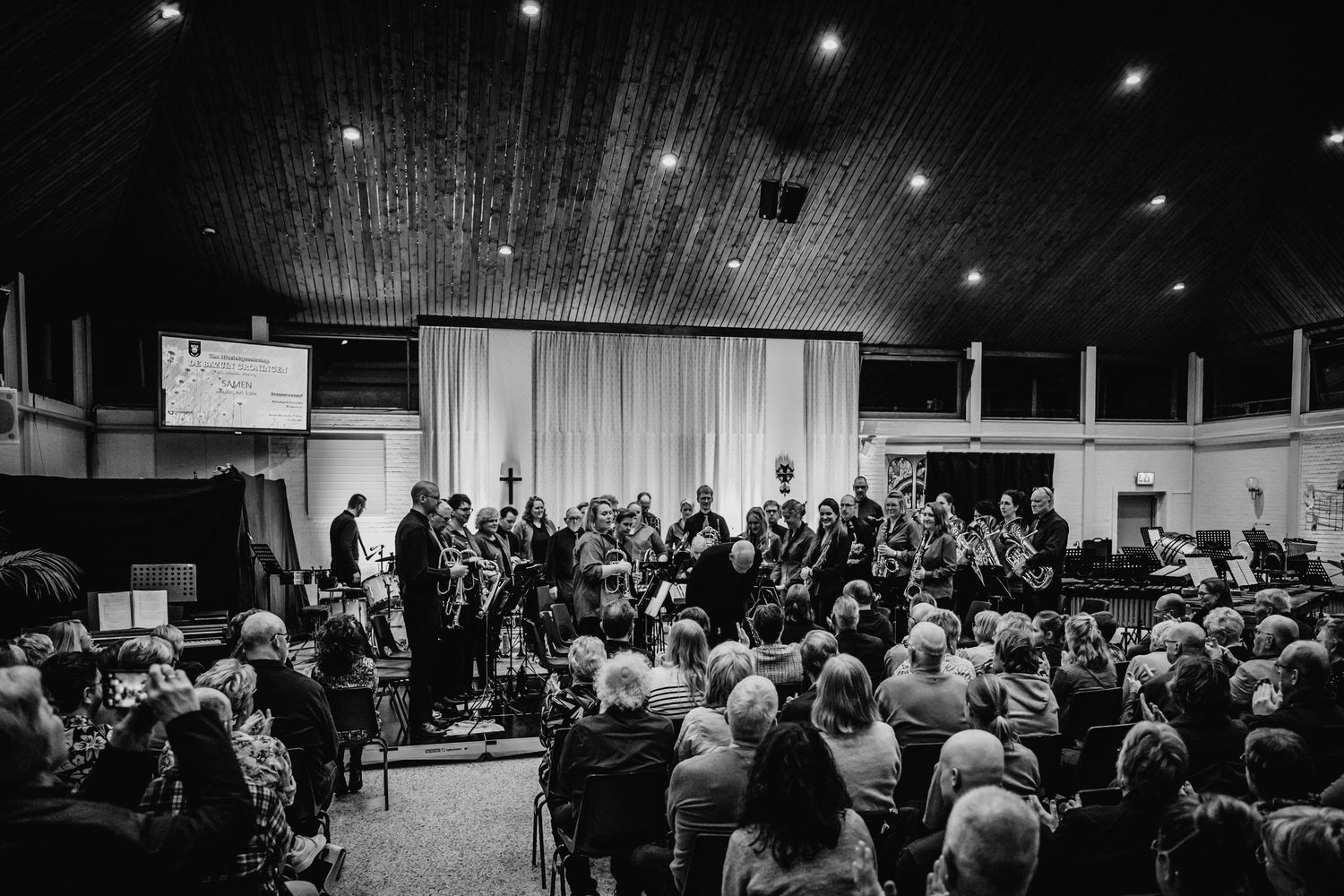 Het orkest bedankt het publiek aan het einde van een prachtig uitverkocht concert, een overzichtsfoto van Anneke Timmermans Fotografie.