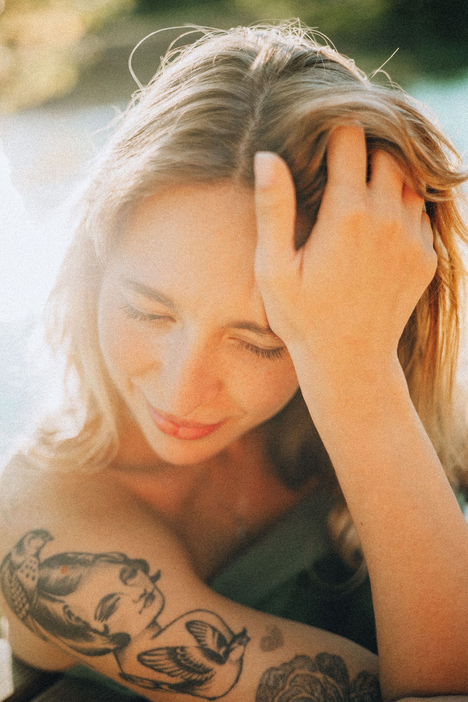 femme blonde séance photo au soleil couchant en nature