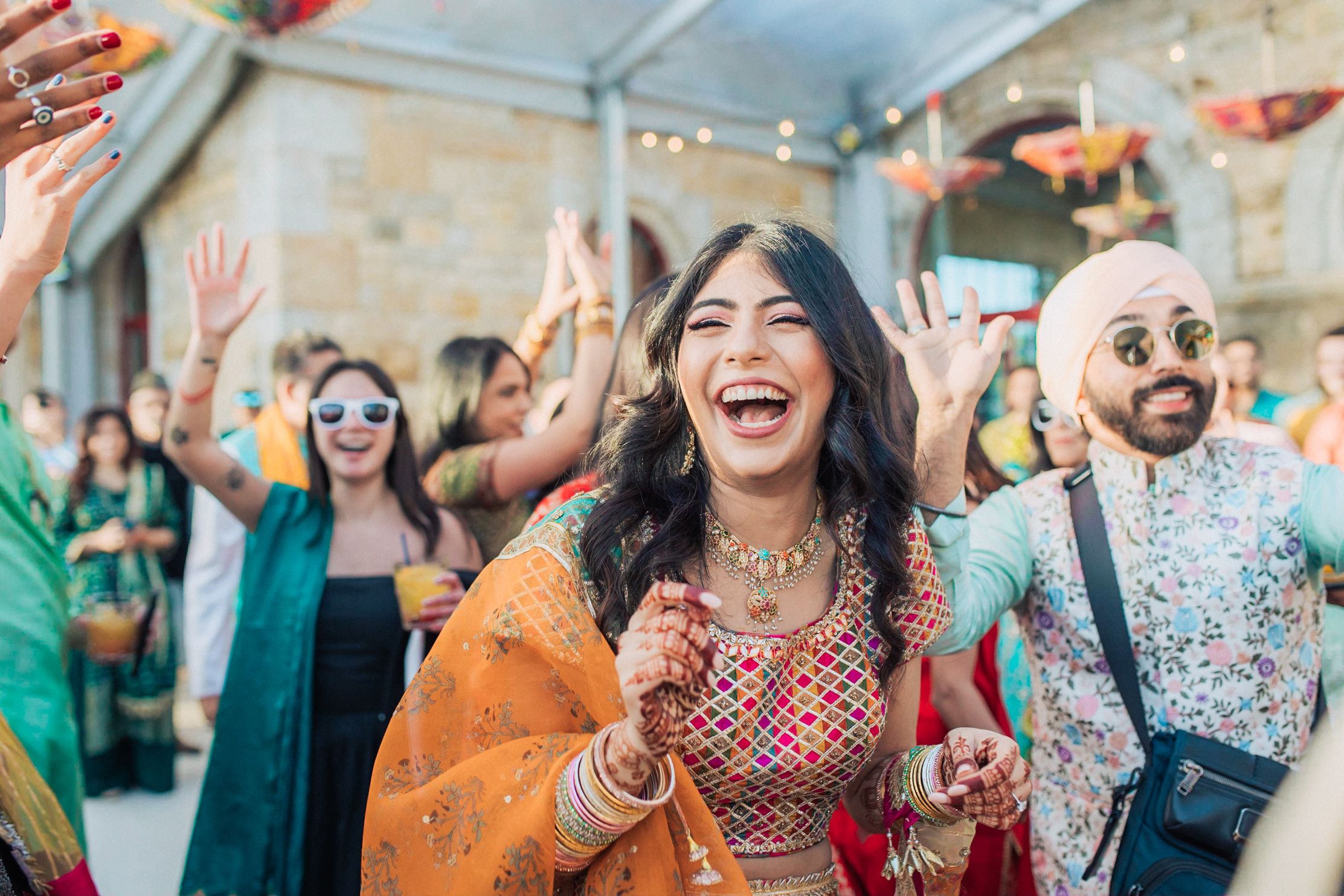 Indian wedding at Forte da Cruz with vibrant colors, joyful moments, and stylish details by Portugal wedding photographer Regina.