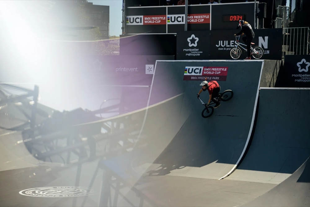 Rider BMX réalisant un saut aérien sur une rampe de skatepark.