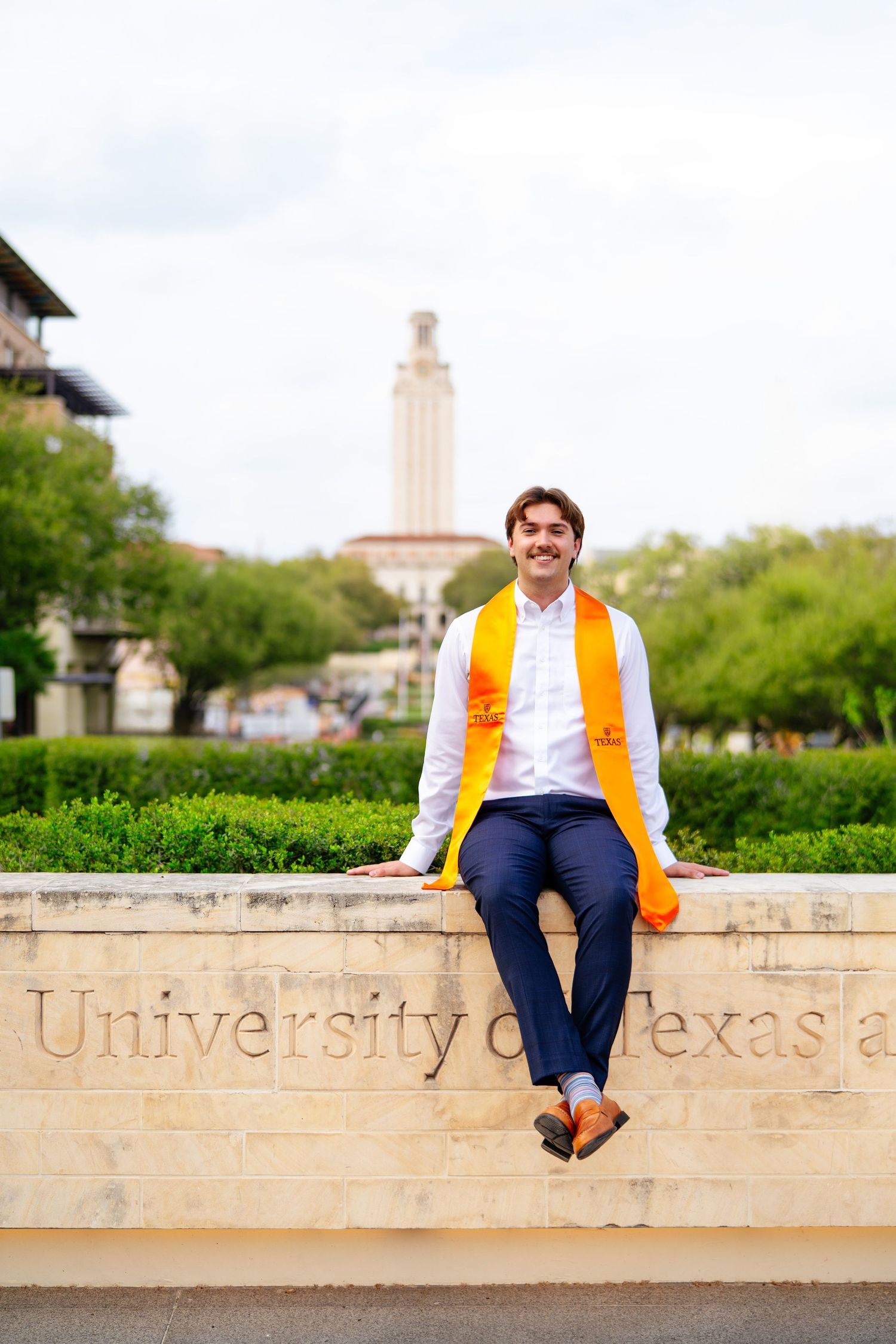 Top Grad Photo Locations for Men at UT Austin - Madi Payne Photography