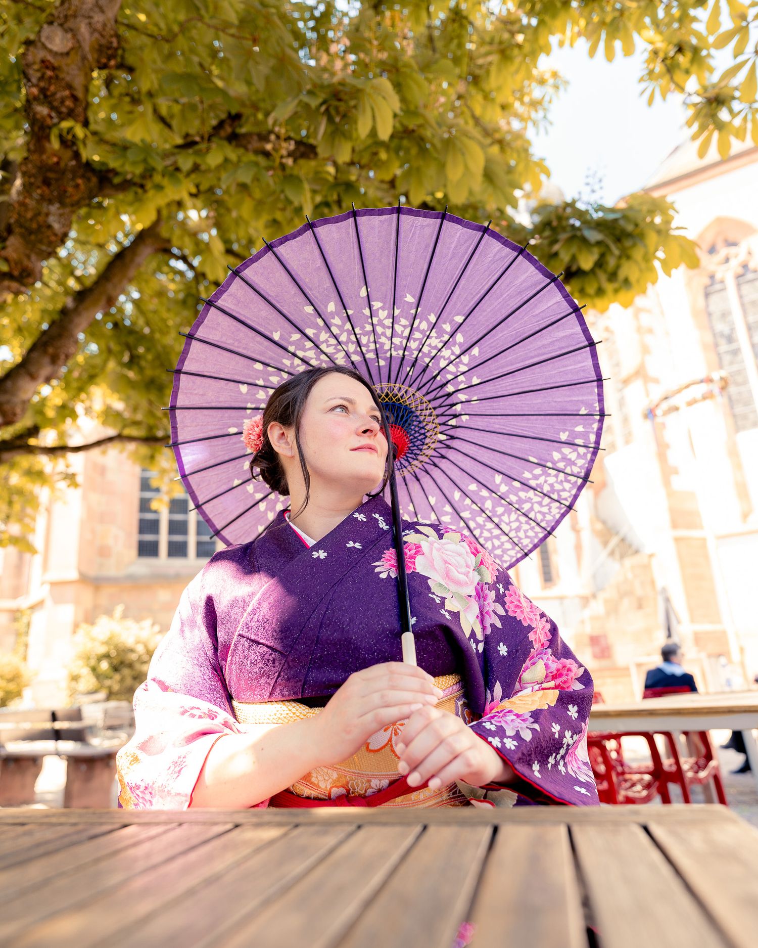Braut im Kimono mit Schirm – elegante Hochzeitsaufnahme in Karlsruhe mit japanischem Flair