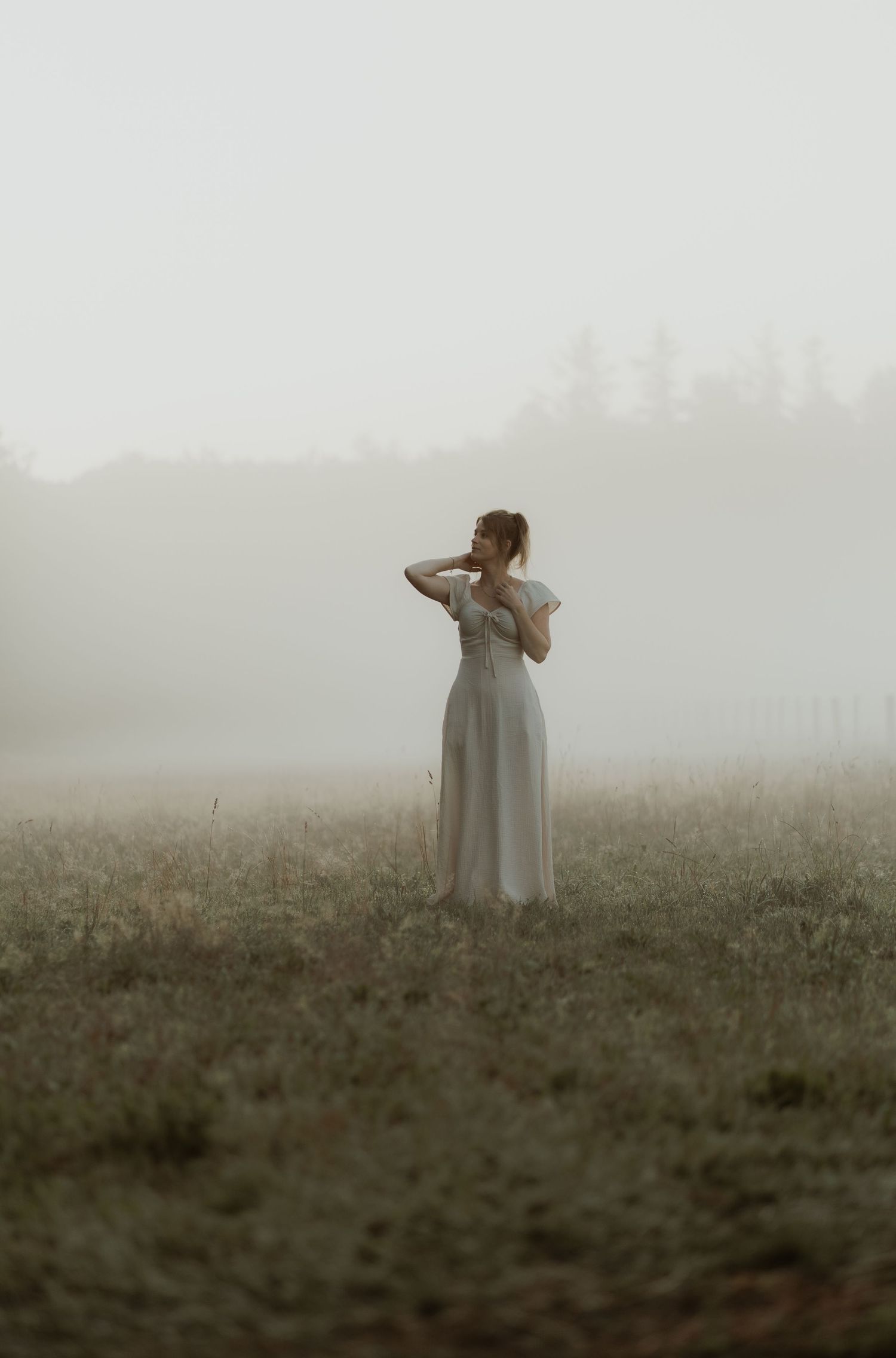 vrouw-fotoshoot-duinen-gras-mist-nederland